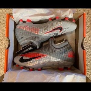 Nike Phantom Vision 2 Academy Dynamic Fit FG Soccer Cleats Size 4.5